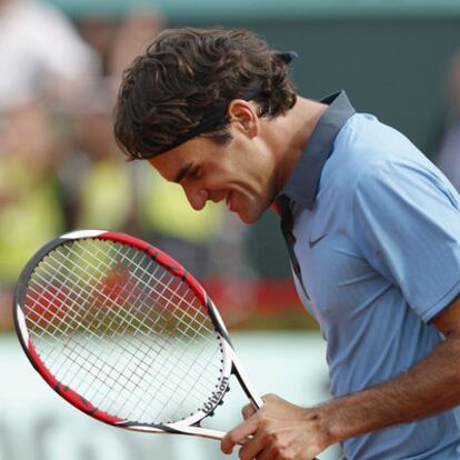 Federer, feliz nada más ganar a Monfils.
