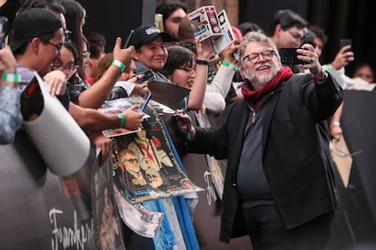 El cineasta mexicano Guillermo del Toro se toma una foto con sus seguidores durante la alfombra roja de la película de 'Frankenstein' este lunes, en Ciudad de México (México)