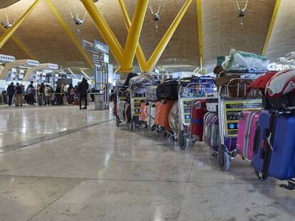 Zona de facturación del equipaje en la T4 del aeropuerto madrileño de Barajas.