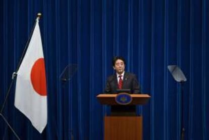 El primer ministro nipón Shinzo Abe ofrece una rueda de prensa en su residencia en Tokio (Japón). EFE/Archivo