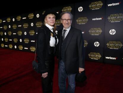 El director y productor Steven Spielberg -quien ha estado involucrado en algunas de las películas de la saga- junto a su mujer, la actriz Kate Capshaw, fueron unos de los 3.500 asistentes al estreno celebrado a la vez en tres teatros de Hollywood.