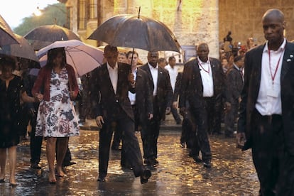 El presidente estadounidense, Barack Obama, visita con su esposa, Michelle, el casco antiguo de La Habana.