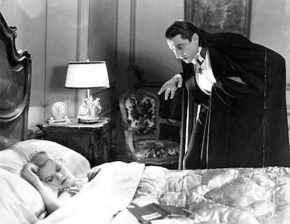 Bela Lugosi acecha a una mujer dormida en una escena de la película 'Drácula', 1931.