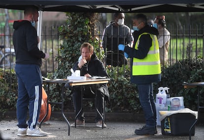 London (United Kingdom), 02/02/2021.- A man uses a mobile testing centre for the South African variant of the coronavirus in Ealing, west London, Britain 02 February, 2021. The UK government is offering enhanced testing in areas where there have been cases of the South African variant of the coronavirus which contains a mutation known as N501Y which is believed to make the virus more contagious than older variants (Sudáfrica, Reino Unido, Londres) EFE/EPA/NEIL HALL