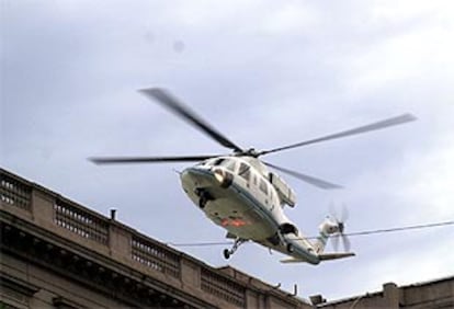 El presidente abandonó la sede del Gobierno en helicóptero.