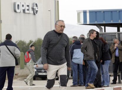 Trabajadores de Opel, en Figueruelas (Zaragoza),  en uno de los accesos a la planta.