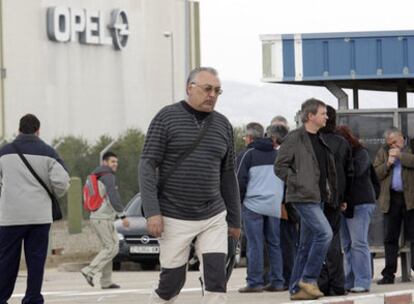Trabajadores de Opel, en Figueruelas (Zaragoza), en uno de los accesos a la planta.