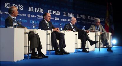 De izquierda a derecha, Rafael del Pino, presidente de Ferrovial; Ignacio S&aacute;nchez-Gal&aacute;n, presidente de Iberdrola; Francisco Gonz&aacute;lez, presidente de BBVA y Javier Moreno, director editorial del Grupo PRISA.