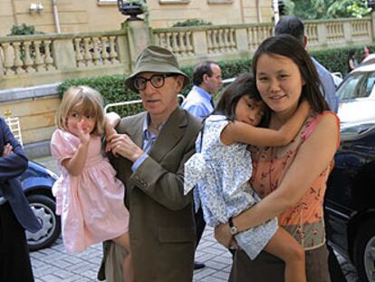 Woody Allen, Soon Yi y sus dos hijas, durante la visita que realizaron a San Sebastián en 2003.