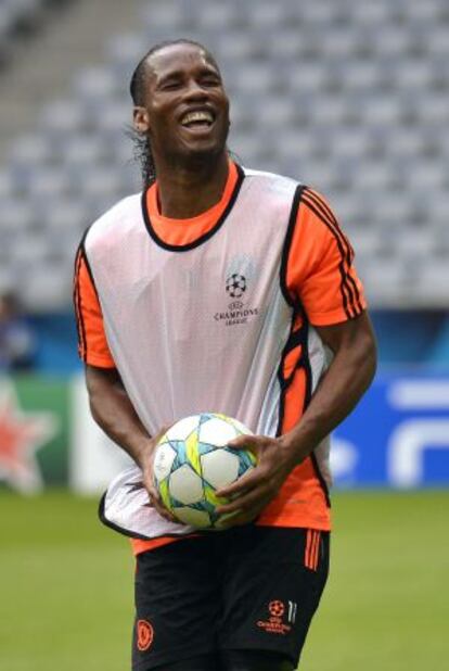 Drogba sonríe durante el entrenamiento previo a la final.