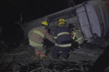 Una cuadrilla de bomberos trabaja en el rescate de sobrevivientes del autobús que cayó por un barranco en Nayarit, este domingo.