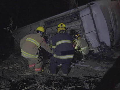 Una cuadrilla de bomberos trabaja en el rescate de sobrevivientes del autobús que cayó por un barranco en Nayarit, este domingo.