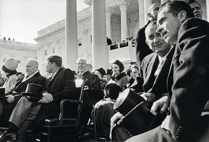 La meta de la carrera de Kennedy estaba en la imagen de abajo, donde el líder demócrata aparece sentado a la izquierda, junto a Eisenhower. Es el 20 de enero de 1961 y JFK está a punto de inaugurar mandato. A la derecha de la escena, el vicepresidente Johnson departe con Nixon, derrotado en las presidenciales de noviembre de 1960.  CRÉDITO: TASCHEN