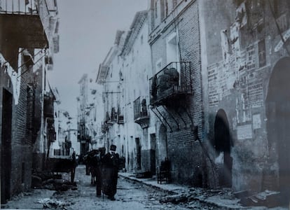 Vista de la calle Mayor de Belchite en los años cuarenta.