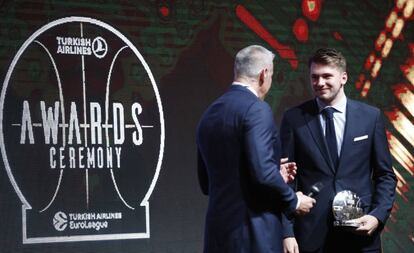 Doncic recibe el premio en Belgrado.