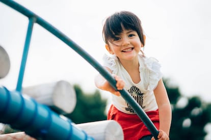 Una niña de tres años en los columpios.