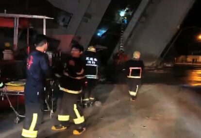 Personal del servicio de emergencia trabajando en uno de los edificios colapsados tras el terremoto en Hualien (Taiwán), el 6 de febrero de 2018.