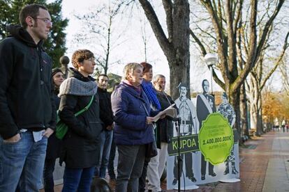 Cargos de EH Bildu durante su movilización ante la Delegación del Gobierno de Vitoria.