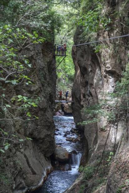 Tirolinas en el cañón del río Blanco.