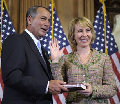 Gabrielle Giffords toma posesión de su cargo junto al líder de la Cámara de Representantes, John Bohener, el pasado día 5.