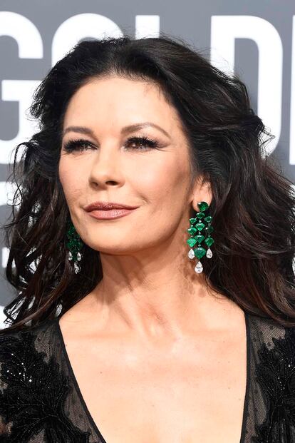 Detalle del maquillaje y peinado de Catherine Zeta-Jones.