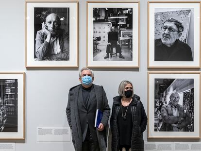 El fotógrafo Ricardo Martín y la artista Carmen Calvo, ayer en la exposición de la Nau.