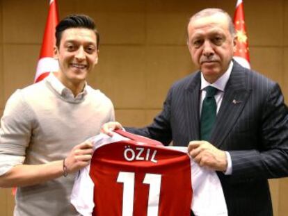 El jugador dice sentirse orgulloso de sus raíces turcas y critica el maltrato de la federación germana