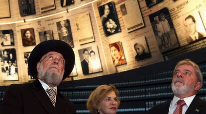 Lula da Silva durante su visita al Museo del Holocausto, acompañado de su mujer Marisa Leticia y el rabino del Consejo de Yad Vashem, Meir Lau