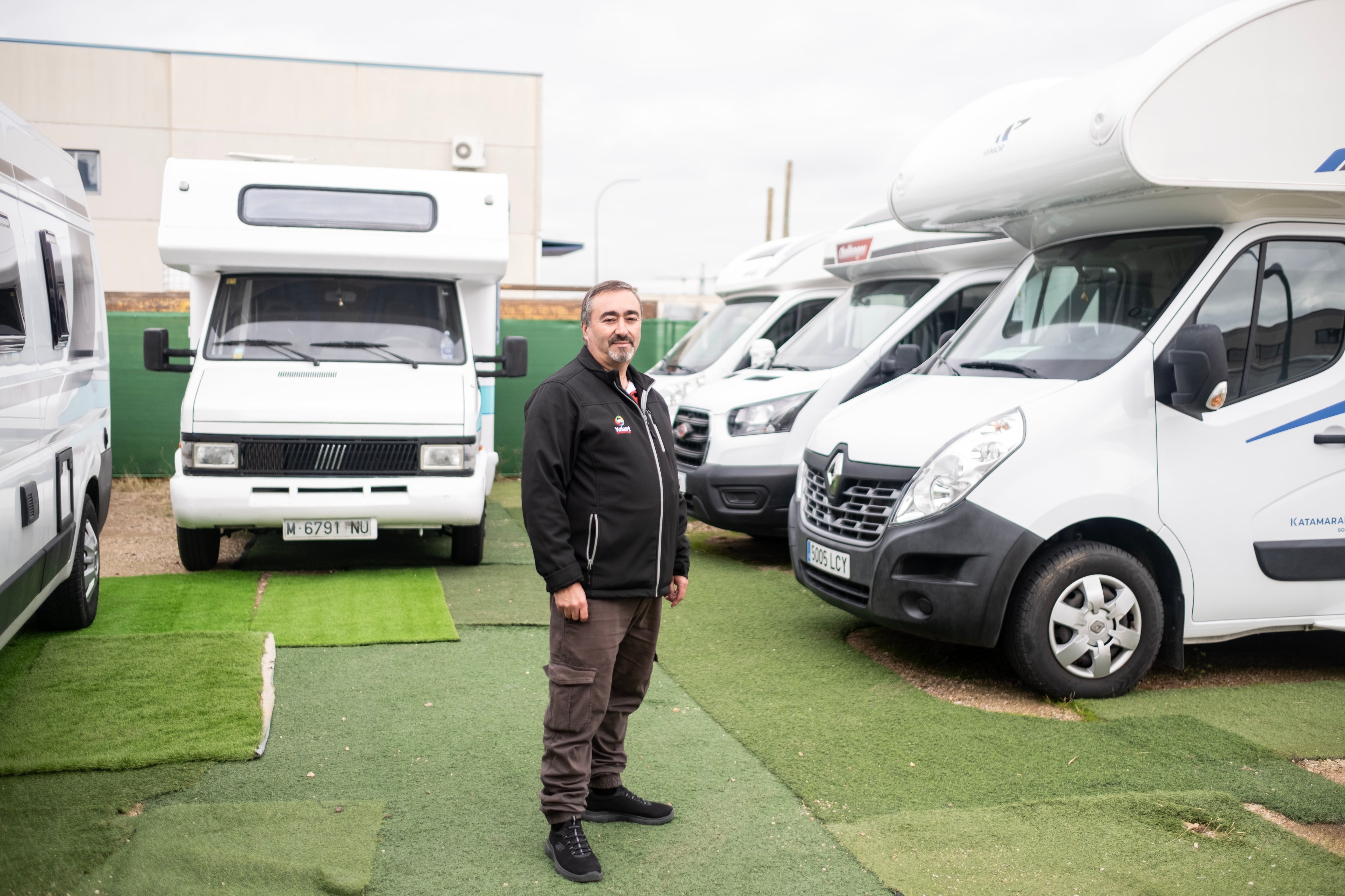 José Talaván, colaborador de la empresa de compraventa de autocaravanas Camper Van Madrid, en su sede de Humanes.