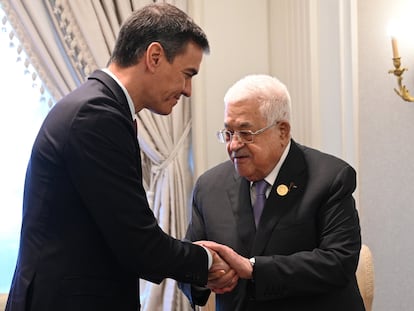 El presidente del Gobierno en funciones, Pedro Sánchez, se reunía este sábado con el presidente de la Autoridad Nacional Palestina, Mahmud Abbas, en El Cairo.