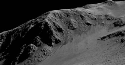 Cráter Horowitz, uno de los puntos de Marte con agua líquida. Las rayas oscuras de la imagen, identificadas como 'pendientes lineales recurrentes', corresponderían al curso del agua. Tienen una longitud cercana a la de un campo de fútbol.