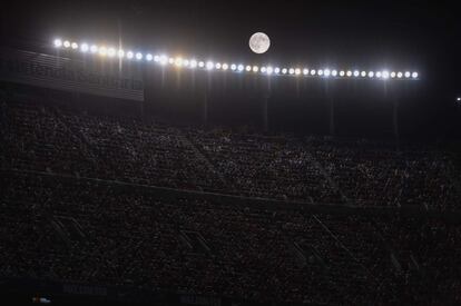 Quando o perigeu coincide com a lua cheia, chamamos de ‘superlua’. Na imagem, a ‘superlua’ vista do estádio Camp Nou em Barcelona.