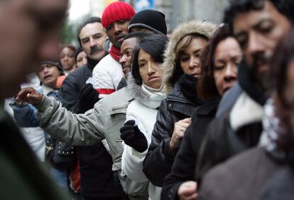 Inmigrantes hacen fila ante las oficinas del Registro Civil de Madrid