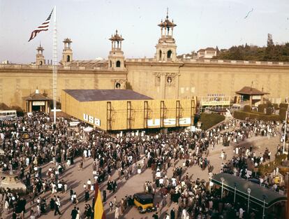 Grandes colas para entrar en el pabellón de Estados Unidos en la Feria de Barcelona de 1956.