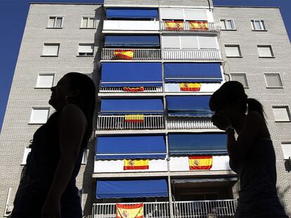 Varias banderas cuelgan de los balcones de un edificio de Fuenlabrada.