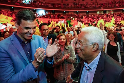 Pedro Sánchez, presidente de la Internacional Socialista, y António Costa, secretario general del PS portugués, en el acto de Oporto por los 50 años del PS.