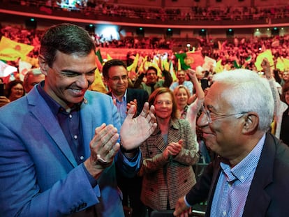 Pedro Sánchez, presidente de la Internacional Socialista, y António Costa, secretario general del PS portugués, en el acto de Oporto por los 50 años del PS.