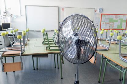 Un ventilador en la escuela Auró de Barcelona, este jueves.
