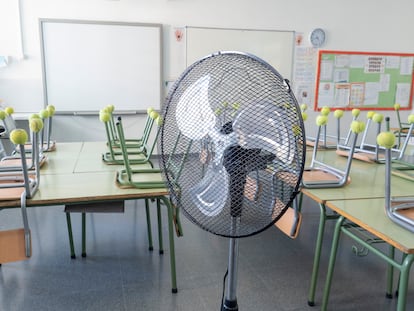 Un ventilador en la escuela Auró de Barcelona, este jueves.