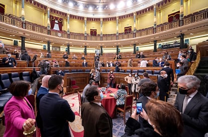 Varios ciudadanos visitan el hemiciclo del Congreso el día 3 de diciembre, al inicio de las jornadas de puertas abiertas celebradas en el Congreso con motivo del aniversario de la Constitución.