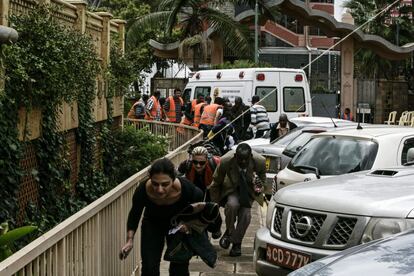 Varias personas huyen de los disparos que se oyen en el centro comercial de Westgate, en Nairobi.