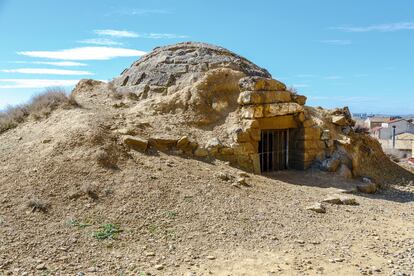 Los neveros se levantaban en zonas elevadas, como este del castillo de Sádaba, donde se conservaba la nieve entre capas de paja durante el verano hasta que se servía en verano.