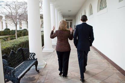 Clinton camina junto a Obama en el exterior de la Casa Blanca tras ofrecer una declaración sobre la situación en Libia, el 23 de febrero de 2011.