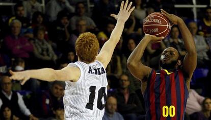 Jacob Pullen lanza ante Alberto Díaz.