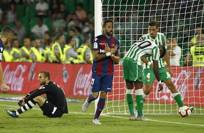 Morales celebra su golazo al Betis, el segundo del Levante.