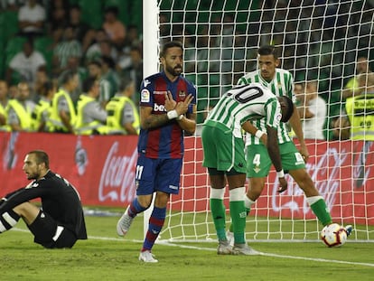 Morales celebra su golazo al Betis, el segundo del Levante.