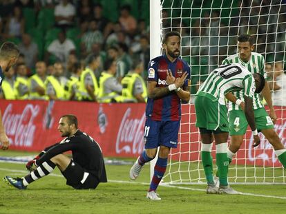 Morales celebra su golazo al Betis, el segundo del Levante.