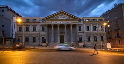 Fachada principal del Congreso de los Diputados en la madrileña Carrera de San Jerónimo.