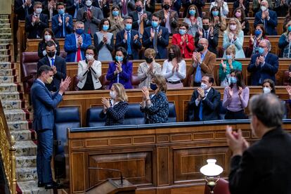 La bancada socialista aplaude a Pedro Sánchez en el Congreso de los Diputados.