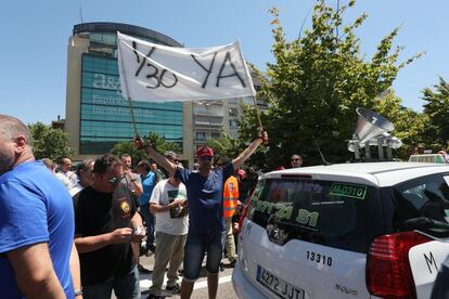 Taxistas en Madrid piden que se cumpla la regulación de una licencia VTC por cada 30 taxis.